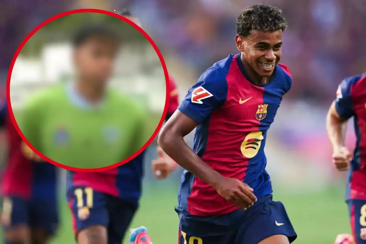 Un jugador de futbol somriu mentre corre al camp, vestint l?uniforme del FC Barcelona, amb una imatge borrosa d?un altre jugador en un cercle vermell a la cantonada superior esquerra.