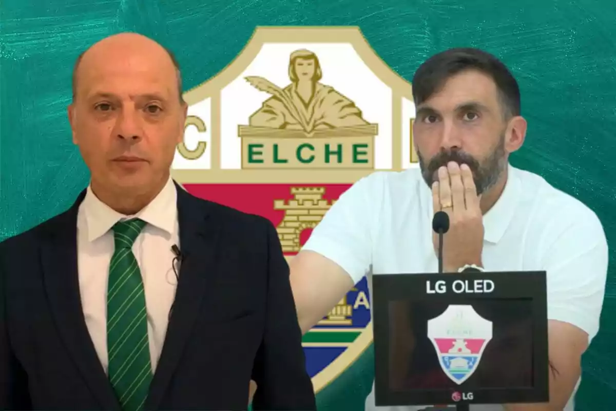 Dos homes, un amb vestit i corbata verda i un altre amb samarreta blanca, davant de l'escut de l'Elx CF.