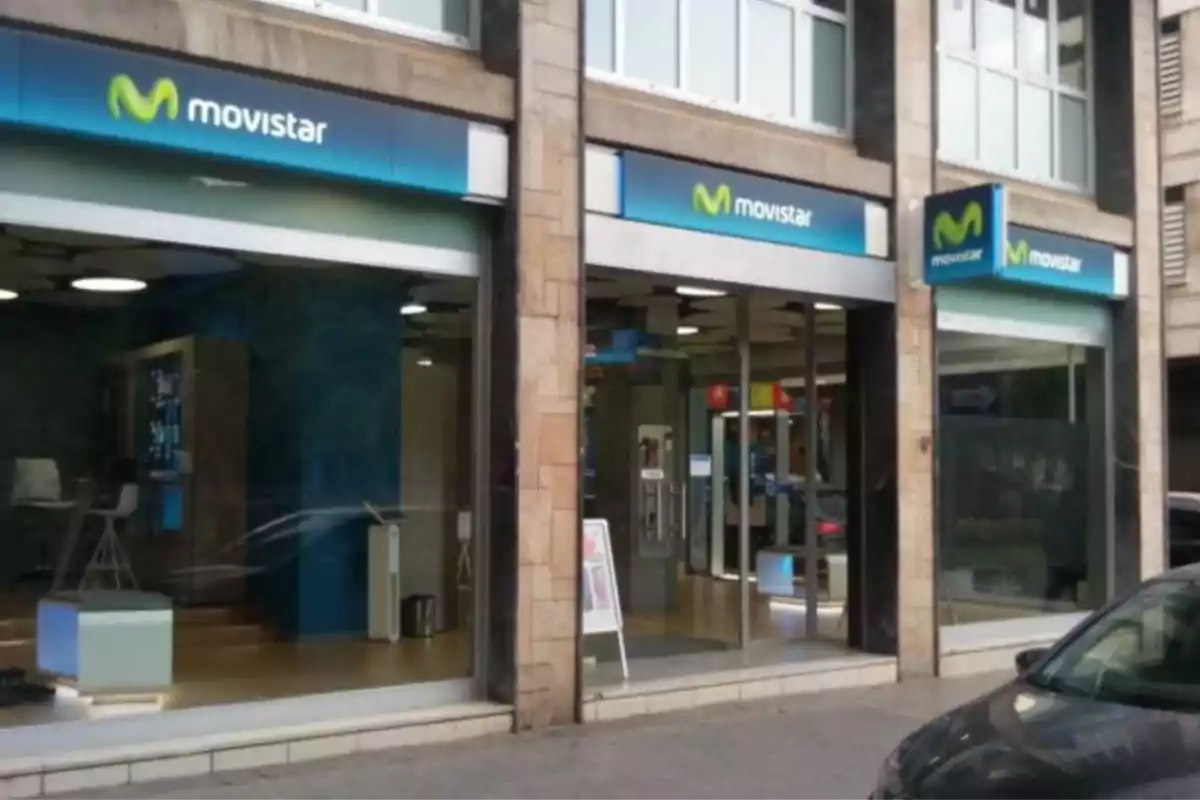 Façana d´una botiga de Movistar amb finestres grans i rètols lluminosos.