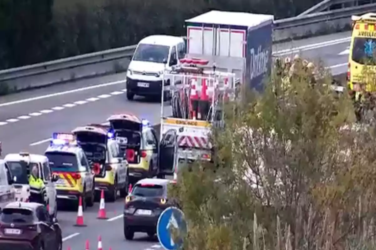 Un accidente en la autopista con varios vehículos de emergencia y un camión detenido.