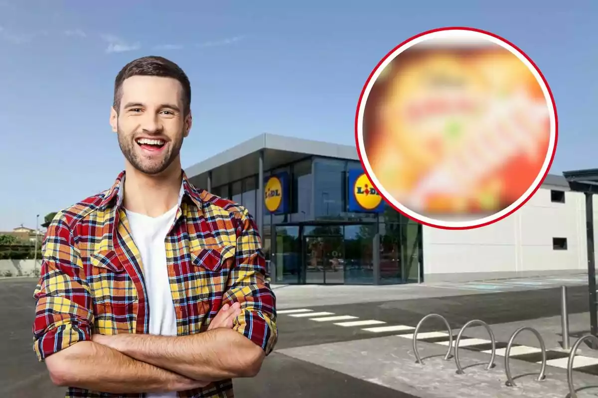 Un hombre sonriente con camisa de cuadros frente a una tienda Lidl.