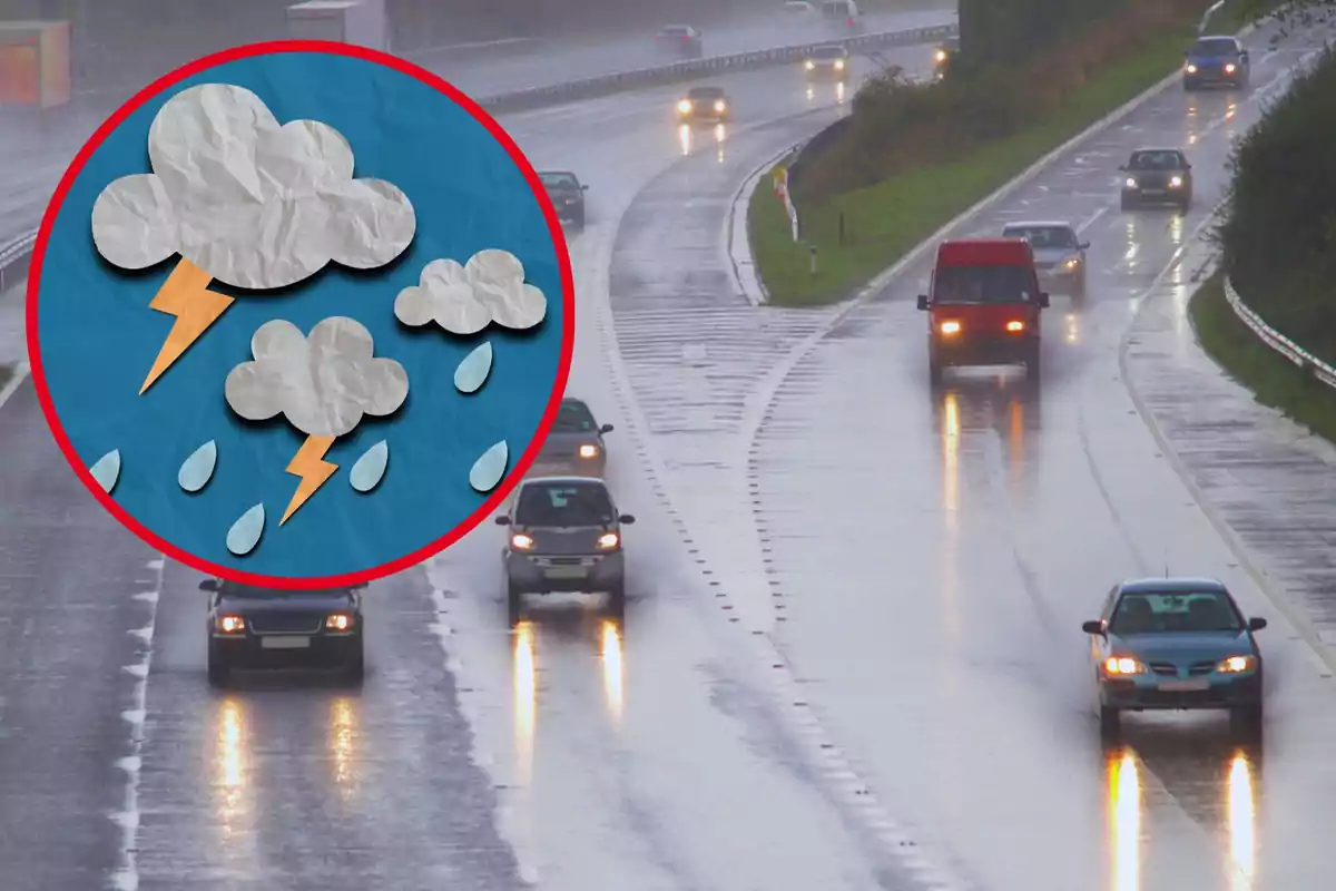 Una carretera mojada por la lluvia con varios coches circulando y un gráfico superpuesto de nubes, rayos y gotas de lluvia.