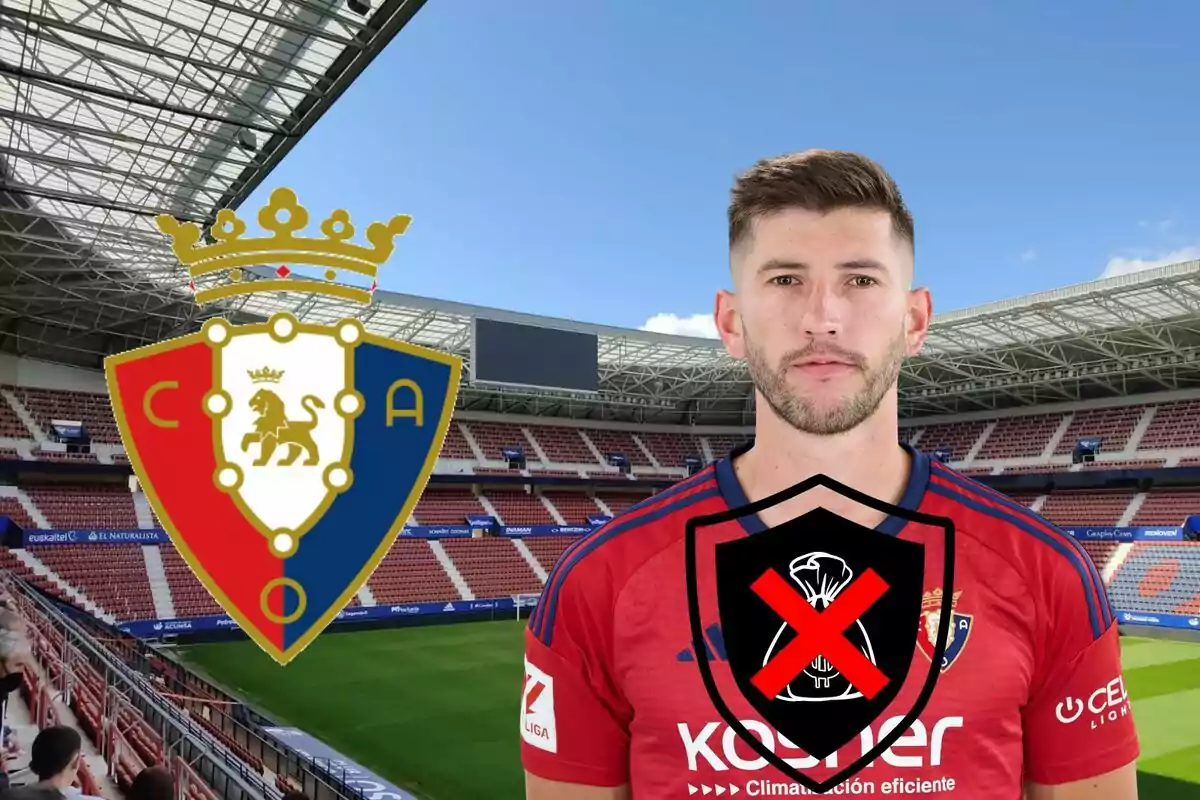 Un jugador de futbol amb la samarreta del Club Atlètic Osasuna, amb l?escut del club al?esquerra i un estadi de futbol de fons.