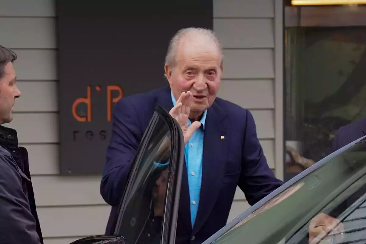 El rei Joan Carles saluda amablement la premsa a Sanxenxo El rei Joan Carles saluda amablement la premsa a Sanxenxo