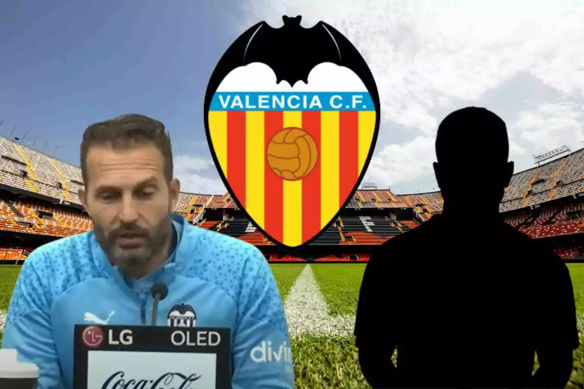 Un home en una conferència de premsa amb el logotip del València C.F. i un estadi de fons.