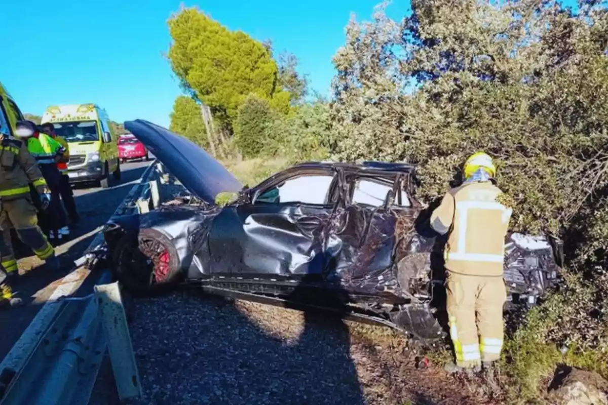 Accidente de coche con bomberos y ambulancias en la escena