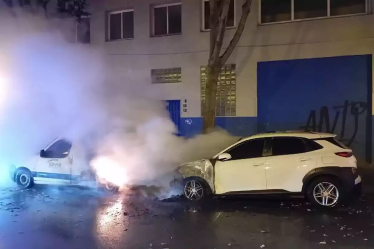 Dos coches en una calle con humo saliendo de uno de ellos y daños visibles en ambos vehículos.