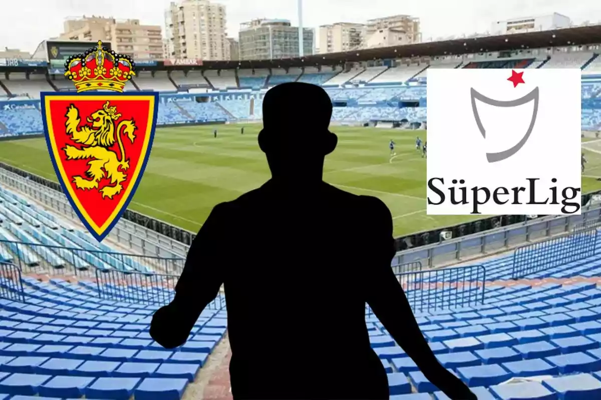 Un estadi de futbol amb l?escut del Reial Saragossa al?esquerra, el logotip de la Süper Lig a la dreta i la silueta d?un jugador al centre.