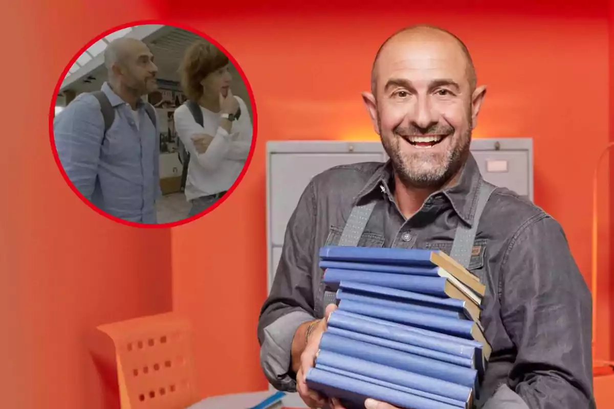 Un hombre sonriente sostiene una pila de libros azules, mientras en un recuadro se observa a dos personas conversando.