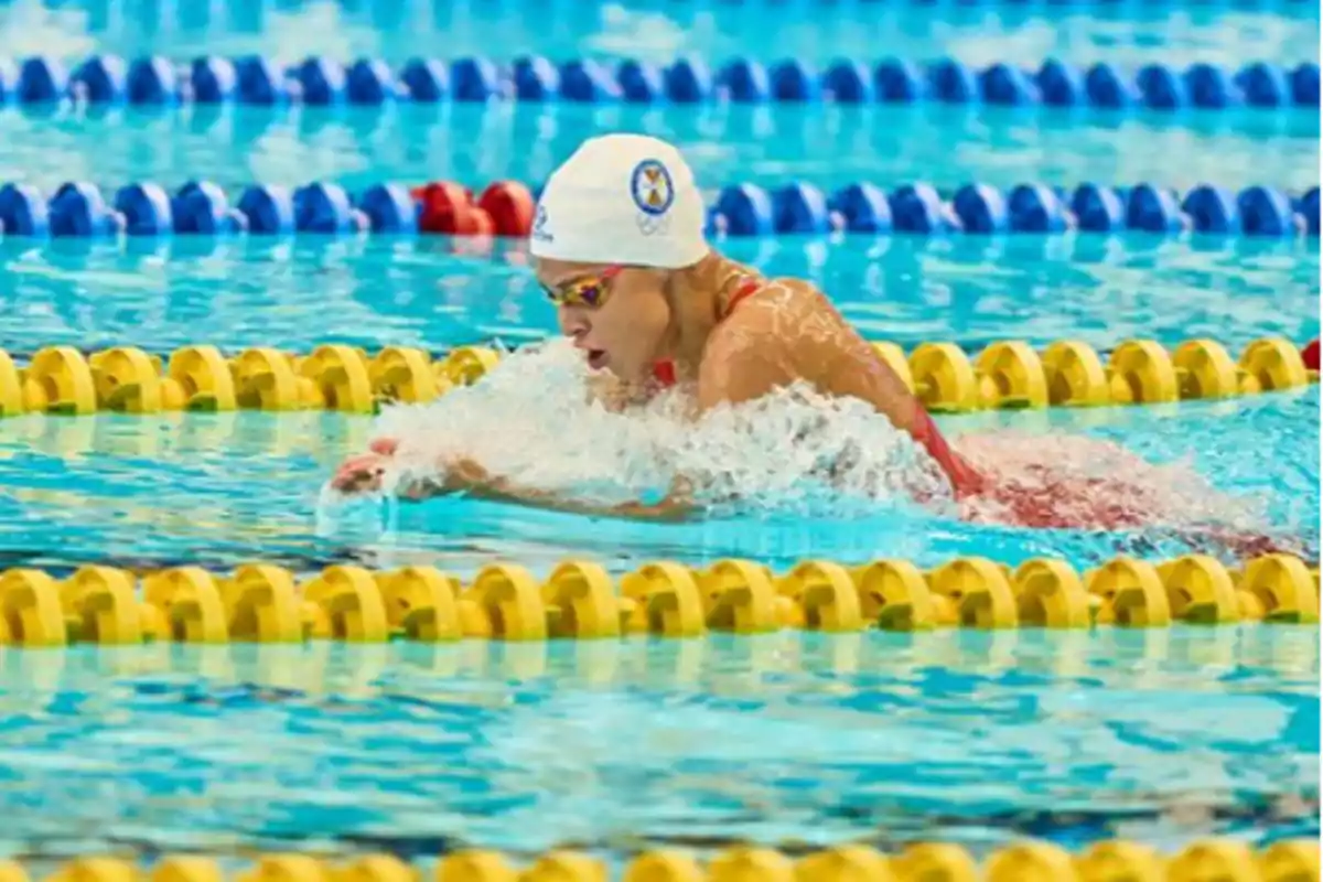 Emma Carrasco nedant braça