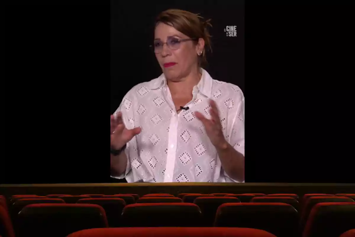 Muntatge amb una imatge d'Emma Vilarasau durant una entrevista per a El Cinema de La Ser. A la part inferior una imatge amb unes butaques d'un cinema