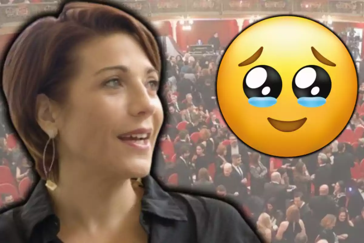 Una dona somrient amb cabell curt i arracades grans apareix en primer pla mentre al fons es veu una multitud en un esdeveniment elegant i un emoji amb ulls brillants i llàgrimes d'emoció.