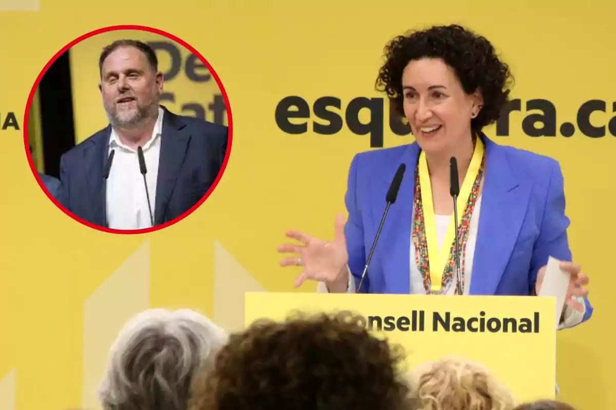 Una dona parlant en un podi amb un fons groc i un home en un cercle vermell a la cantonada superior esquerra.