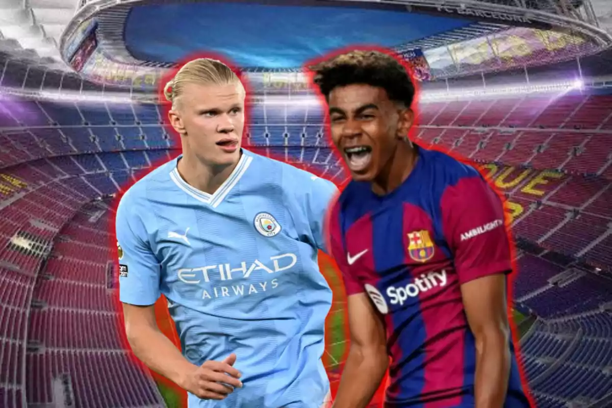 Dos futbolistas con uniformes de equipos diferentes posan frente a un estadio de fútbol.