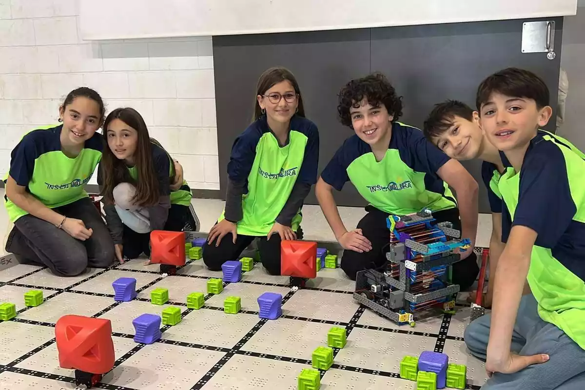 Grup d'alumnes que han impulsat un campionat per assistir al campionat mundial de robòtica