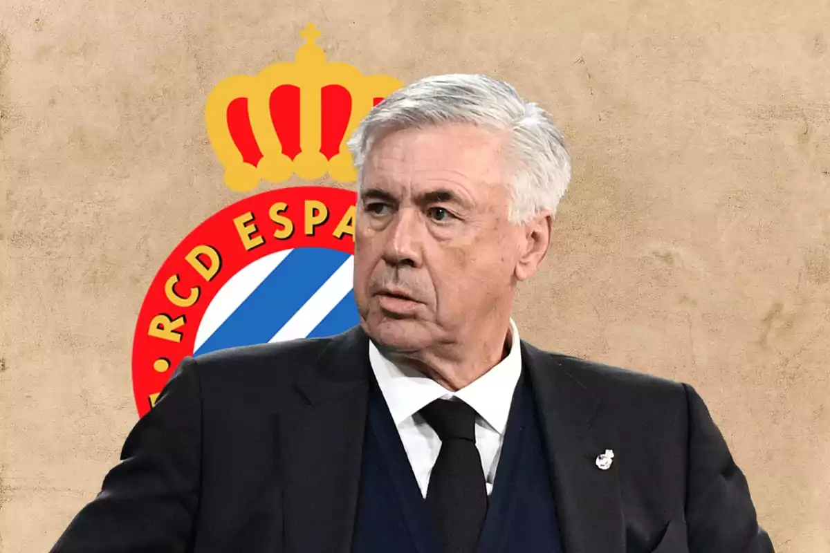 Carlo Ancelotti con el escudo del Espanyol de fondo