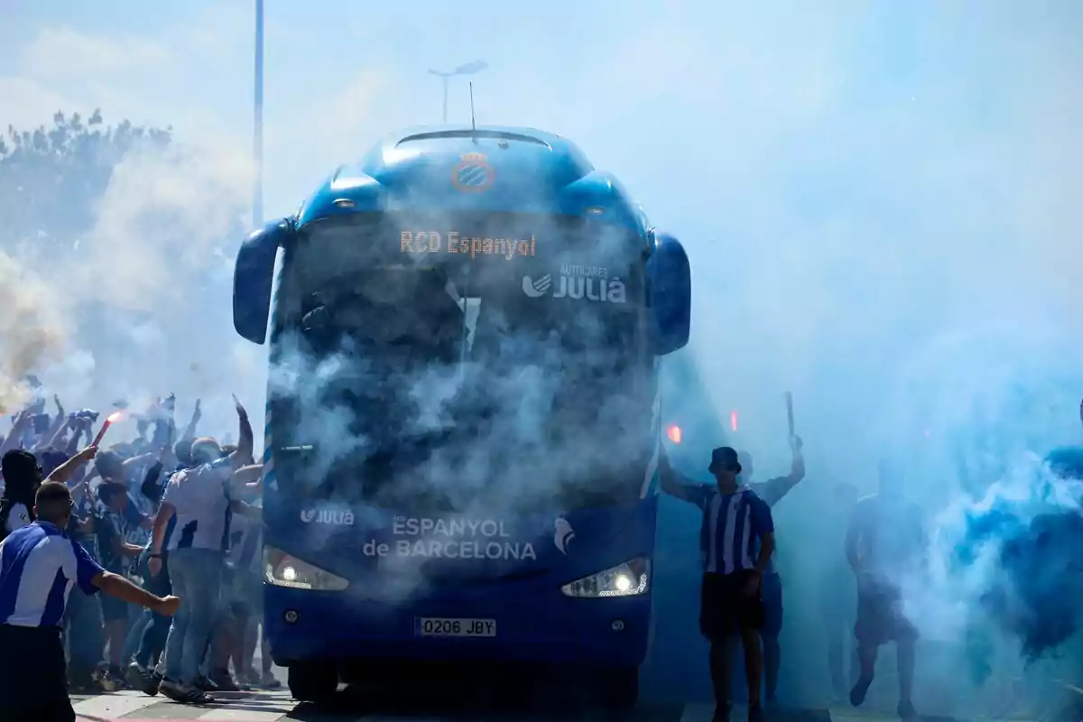 Aficionats de l'Espanyol reben els jugadors abans de l'important partit contra Las Palmas. Aficionats de l'Espanyol reben els jugadors abans de l'important partit contra Las Palmas.