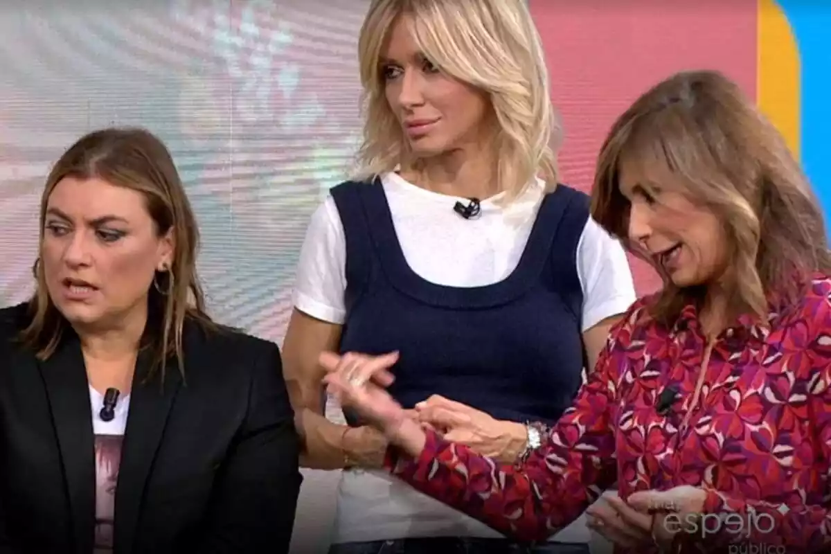 Captura d''Espejo Público' amb Lorena Vázquez, Susanna Griso i Gema López parlant el 14 de novembre de 2023 Captura d''Espejo Público' amb Lorena Vázquez, Susanna Griso i Gema López parlant el 14 de novembre de 2023