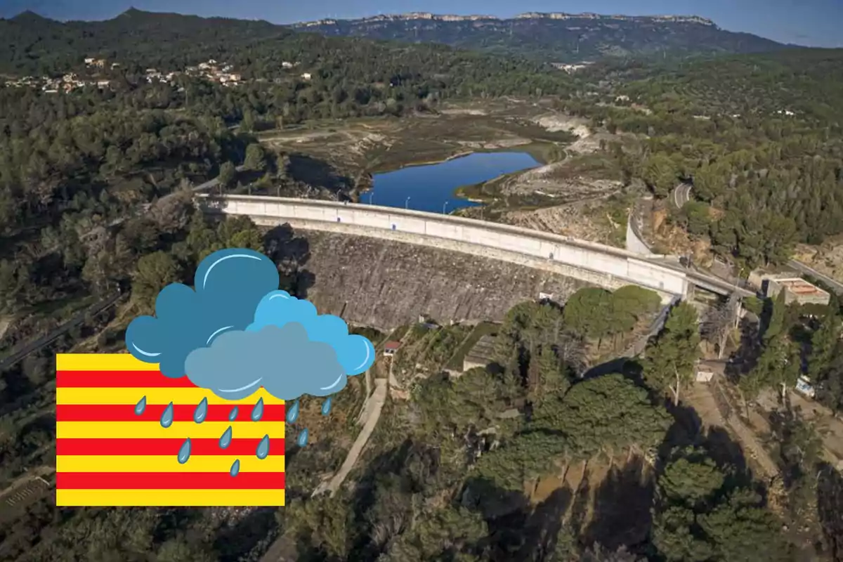 Vista aèria d´un embassament envoltat de vegetació amb un gràfic de núvols i pluja sobre una bandera.