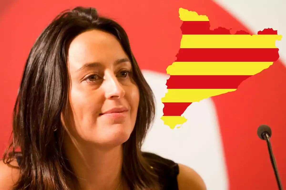 Dona de cabell fosc amb un micròfon davant d'un fons vermell i un mapa de Catalunya amb la bandera catalana.