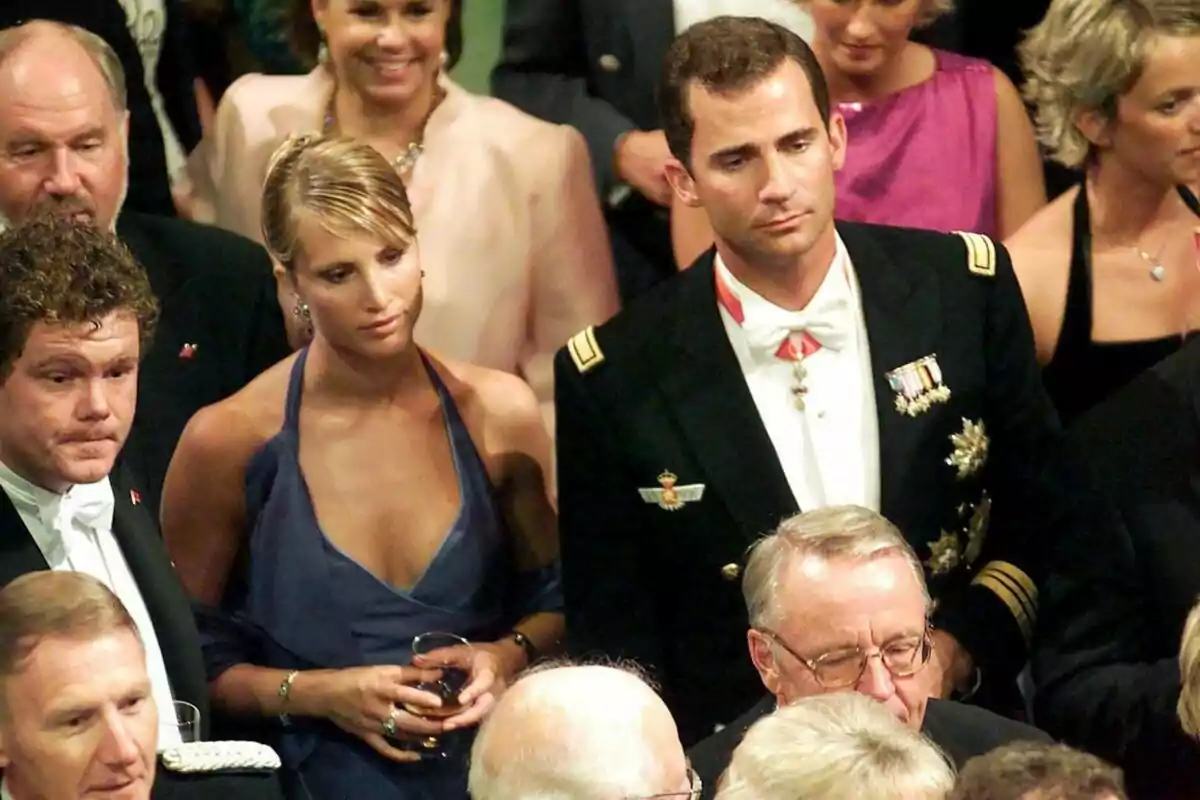 Eva Sannum i Felip VI elegantment vestides assisteix a un esdeveniment formal. Eva Sannum i Felip VI elegantment vestides assisteix a un esdeveniment formal.