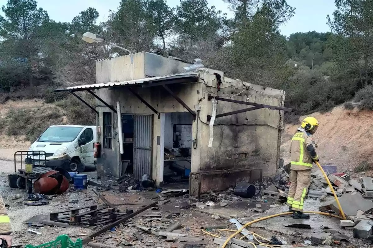 Bombers treballen en l'explosió de Vimbodí i Poblet