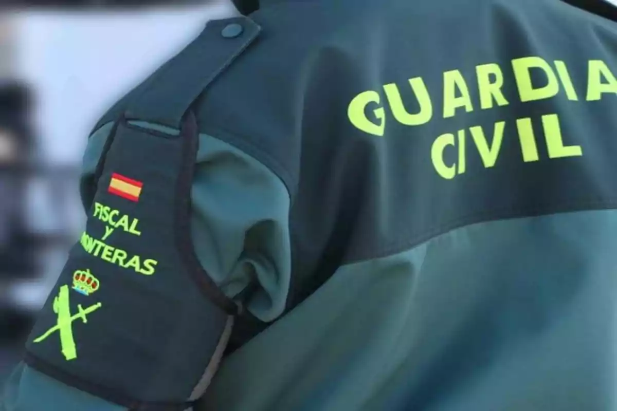 Uniforme d'un membre de la Guàrdia Civil d'Espanya amb insígnies de 