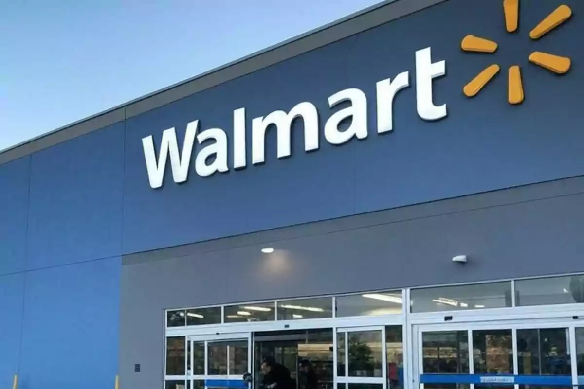 Entrada d'una botiga amb el logotip de Walmart a la façana.