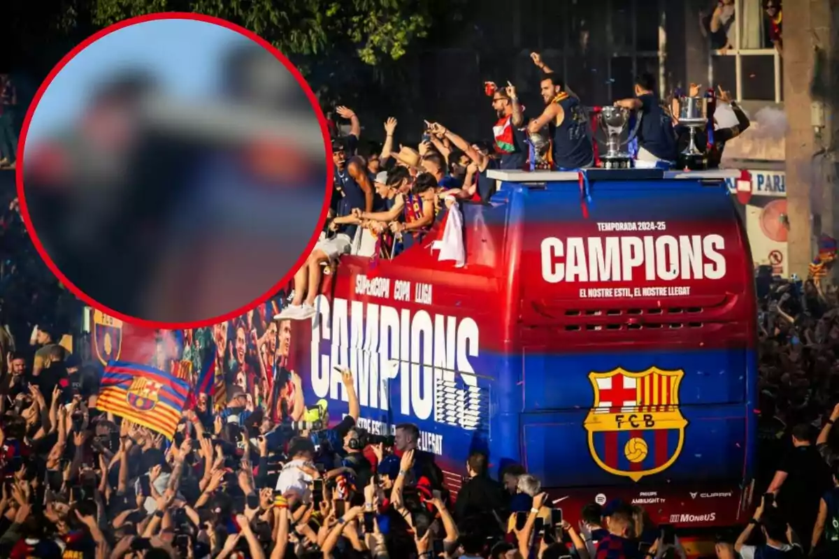 Un autobús decorat amb els colors d'un equip de futbol celebra un campionat envoltat d'una multitud d'aficionats.