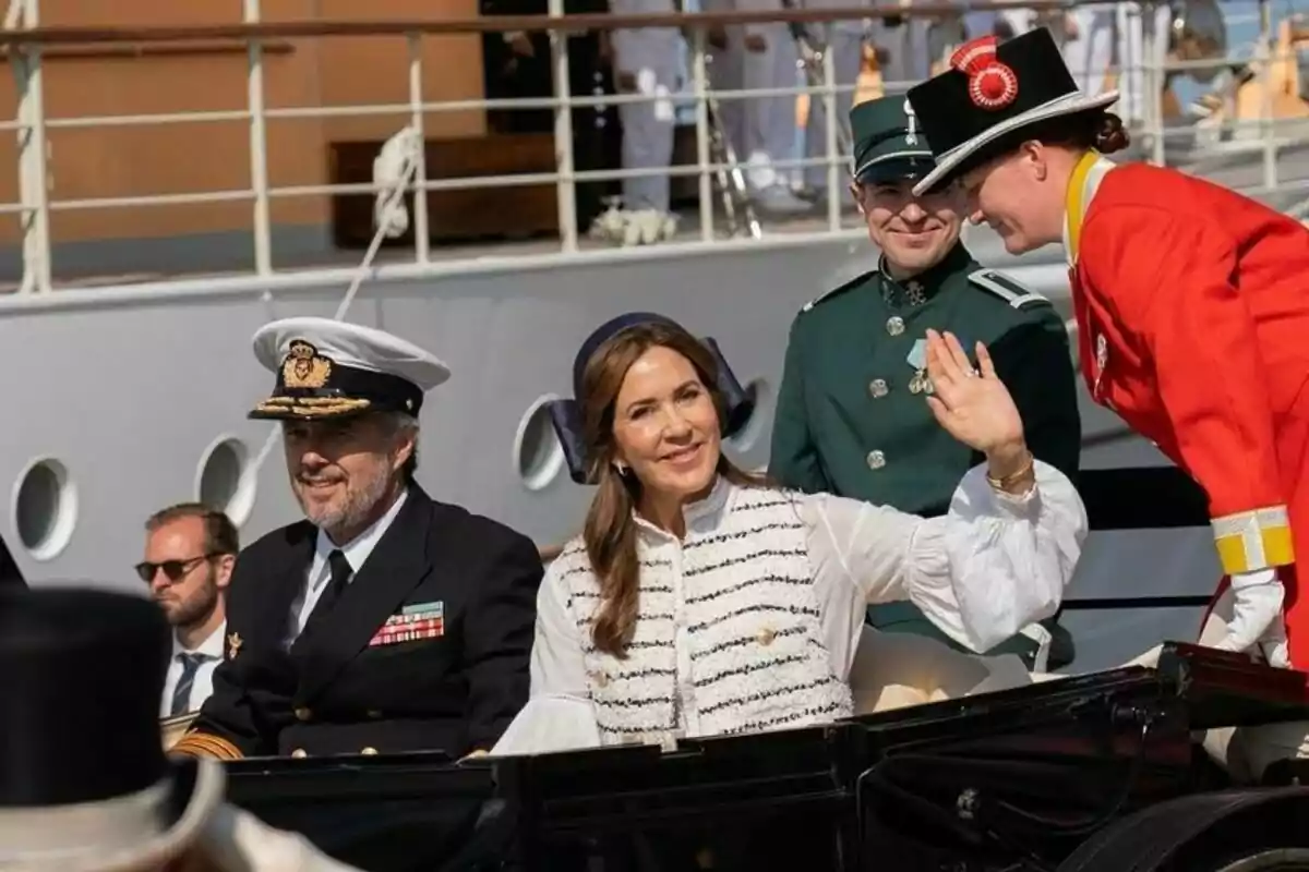 Federico de Dinamarca i Mary Donaldson saludant des d'un vehicle en un esdeveniment oficial.