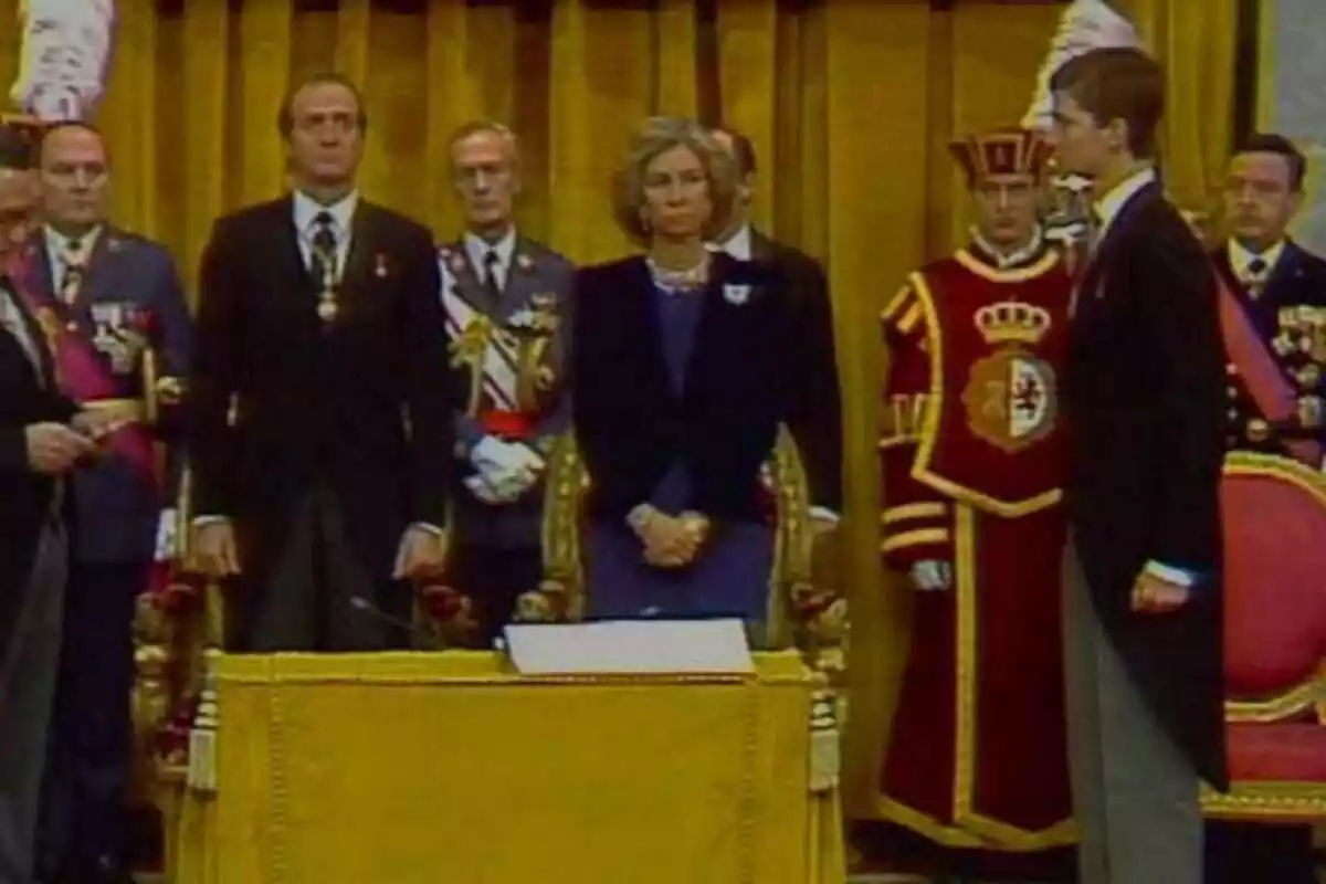 Imatge de Felip VI jurant la Constitució a les Corts davant de Joan Carles I i la reina Sofia Imatge de Felip VI jurant la Constitució a les Corts davant de Joan Carles I i la reina Sofia