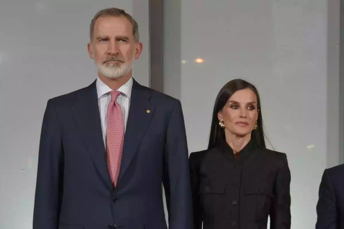 Felip amb corbata vermella i Letizia vestida de negre seriosos mirant de banda Felip amb corbata vermella i Letizia vestida de negre seriosos mirant de banda