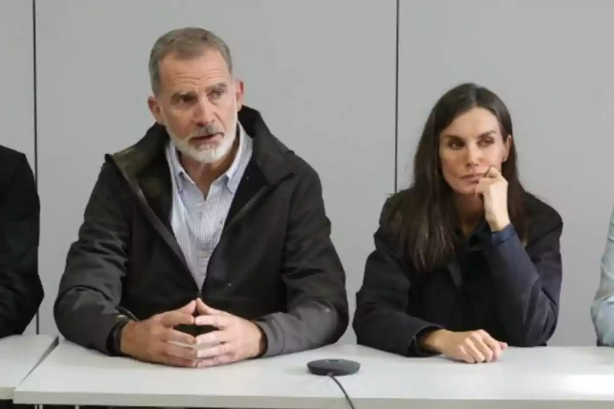 Felip Vi i Letícia assegudes en una taula durant una reunió. Felip Vi i Letícia assegudes en una taula durant una reunió.
