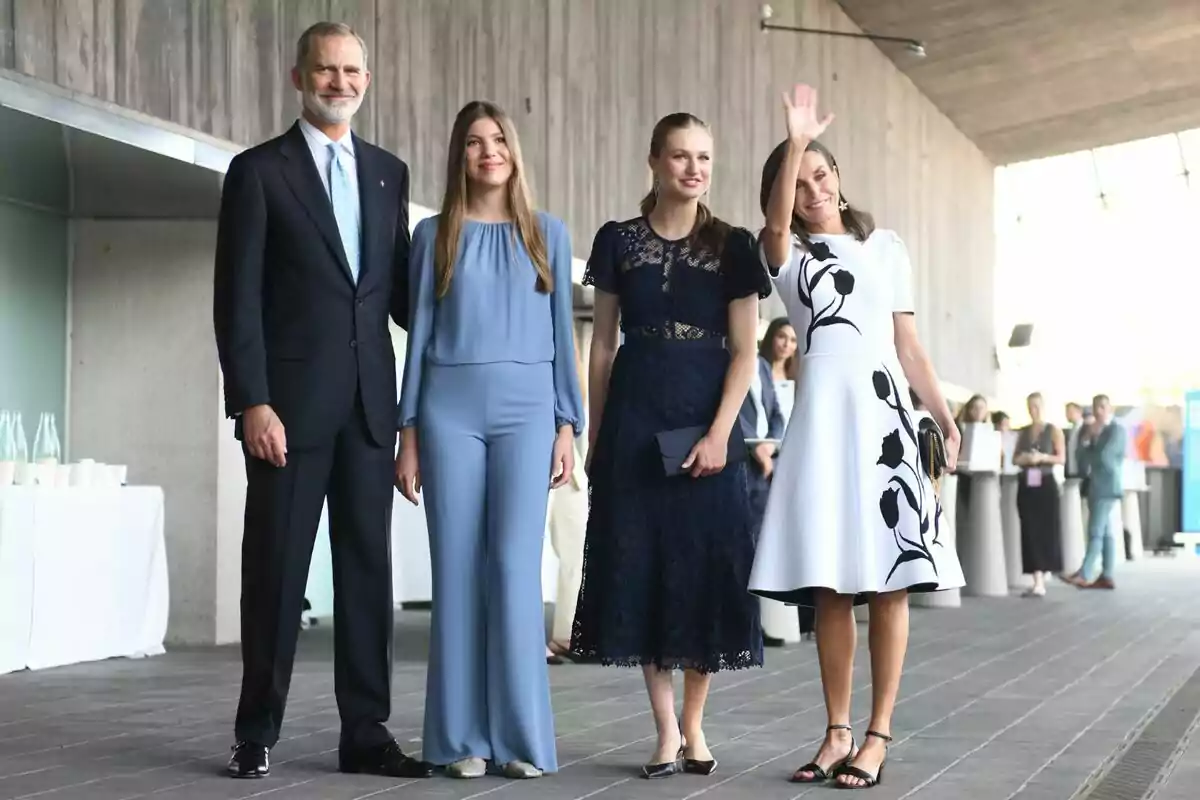 Felip VI, la infanta Sofia, Leonor i Letizia posant per a una foto en un esdeveniment formal. Felip VI, la infanta Sofia, Leonor i Letizia posant per a una foto en un esdeveniment formal.