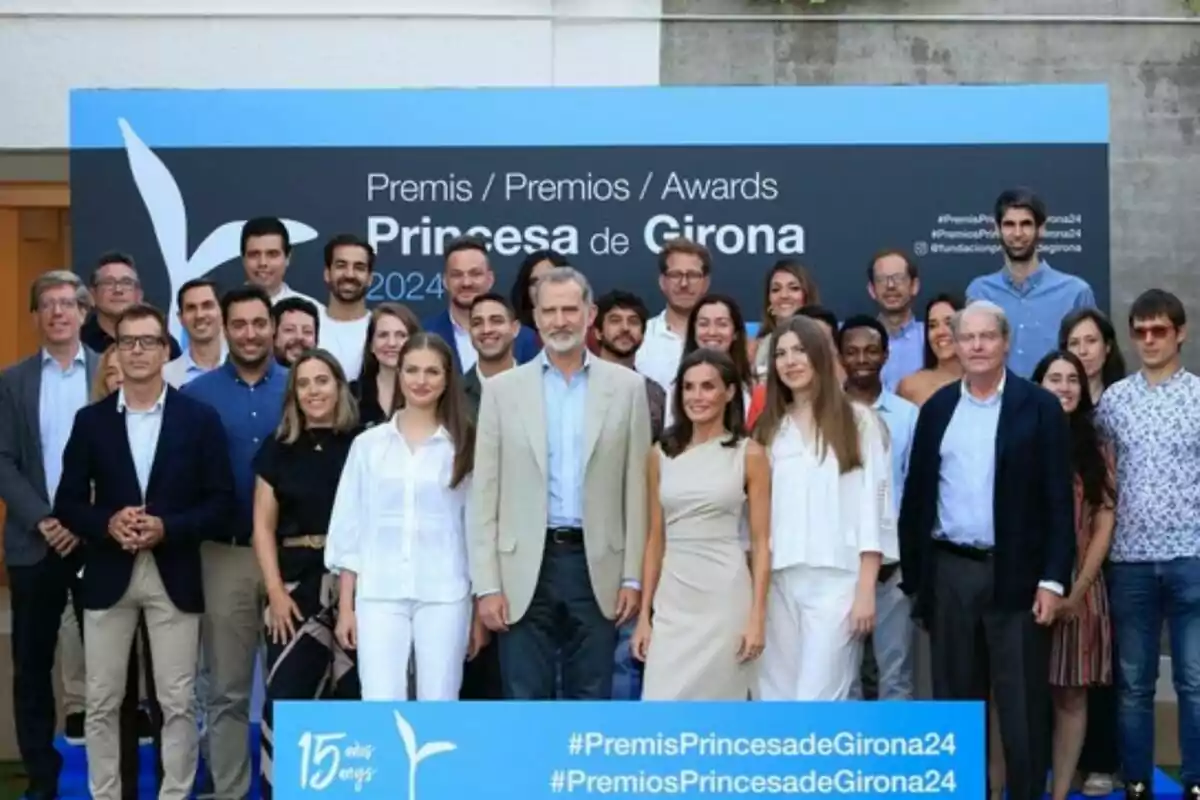 Un grup de persones posant davant d'un cartell que diu "Premis / Premis / Awards Princesa de Girona 2024" i "#PremisPrincesadeGirona24 #PremisPrincesadeGirona24".