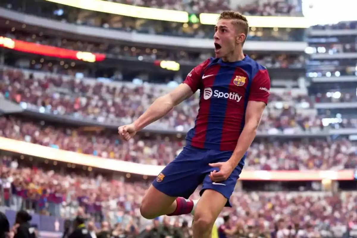 Jugador del FC Barcelona celebrant un gol a un estadi ple d'aficionats