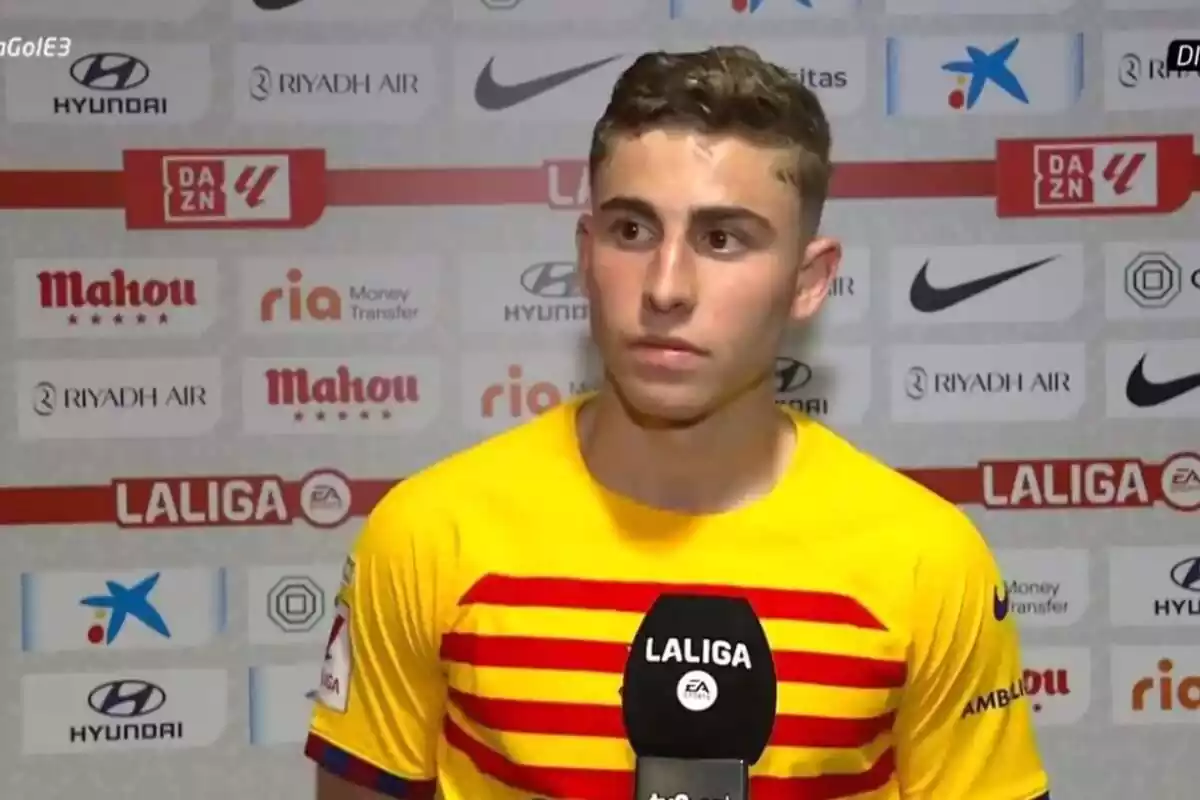Fermín, vestit amb el segon equipament del FC Barcelona, en declaracions a la premsa