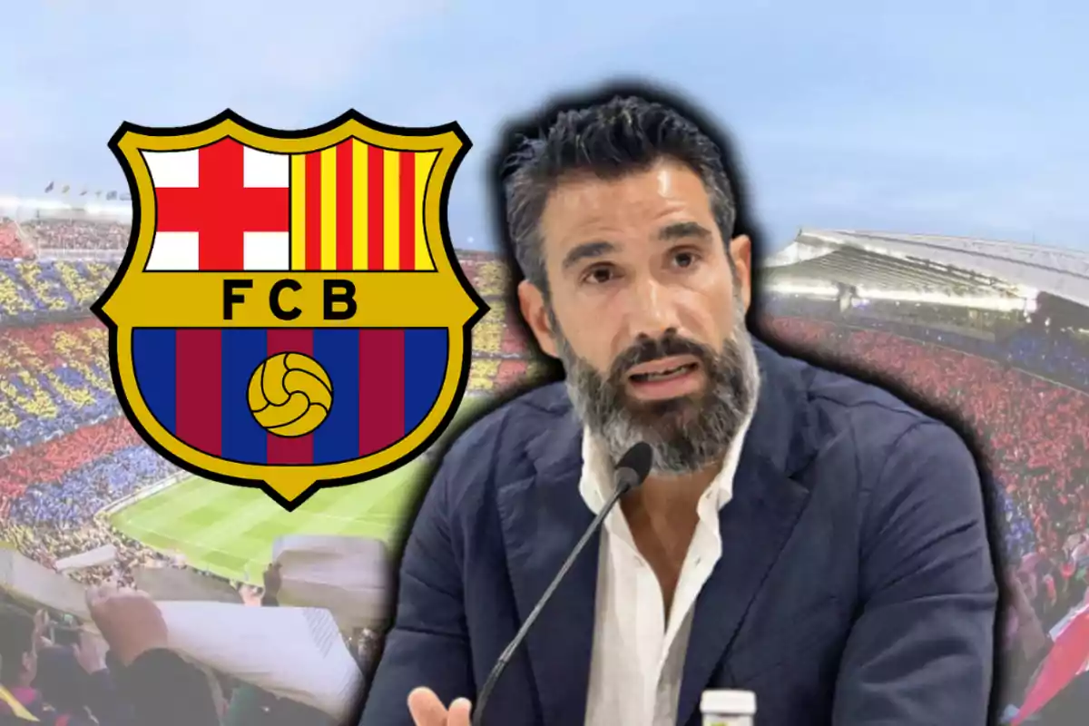 Un hombre hablando en un micrófono con el logo del FC Barcelona y un estadio lleno de fondo.