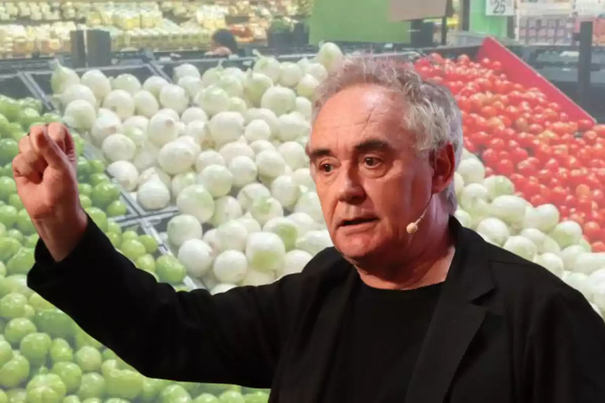 Home de cabells canosos amb micròfon de diadema aixecant la mà davant d’una secció de fruites i verdures en un supermercat