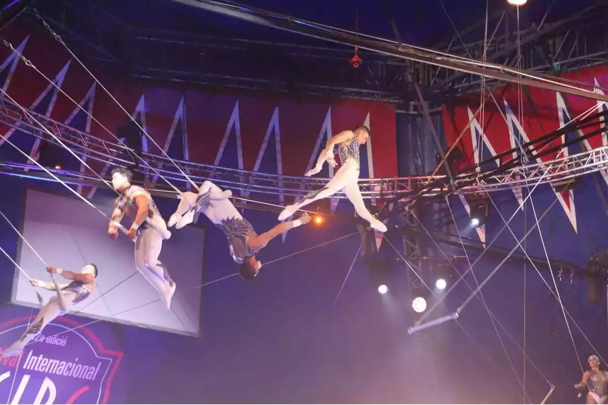 Imatge de diversos trapezistes actuant