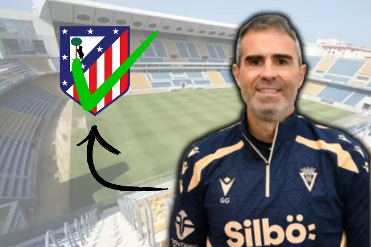 Gaizka Garitano i l’escut de l’Atlètic de Madrid