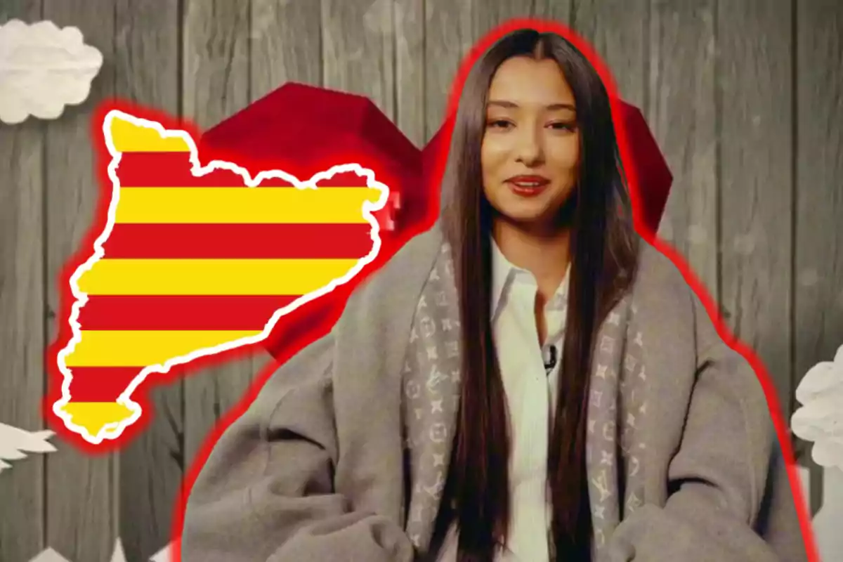 Una persona amb cabell llarg i llis està asseguda davant d'un fons de fusta amb un gràfic del mapa de Catalunya en colors vermell i groc al seu costat.
