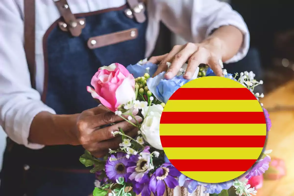 Persona amb davantal blau i blanc arreglant un ram de flors amb una bandera de Catalunya superposada.