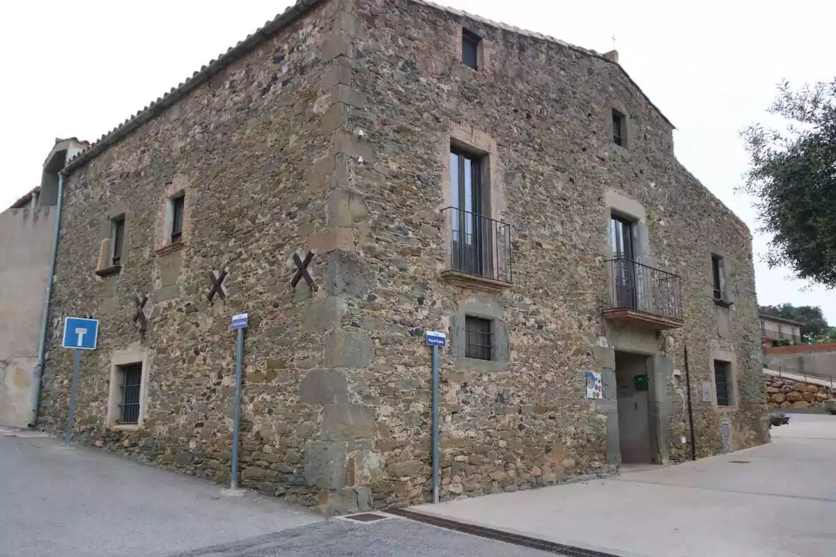 Imatge de l'exterior de la casa de colònies de Foixà