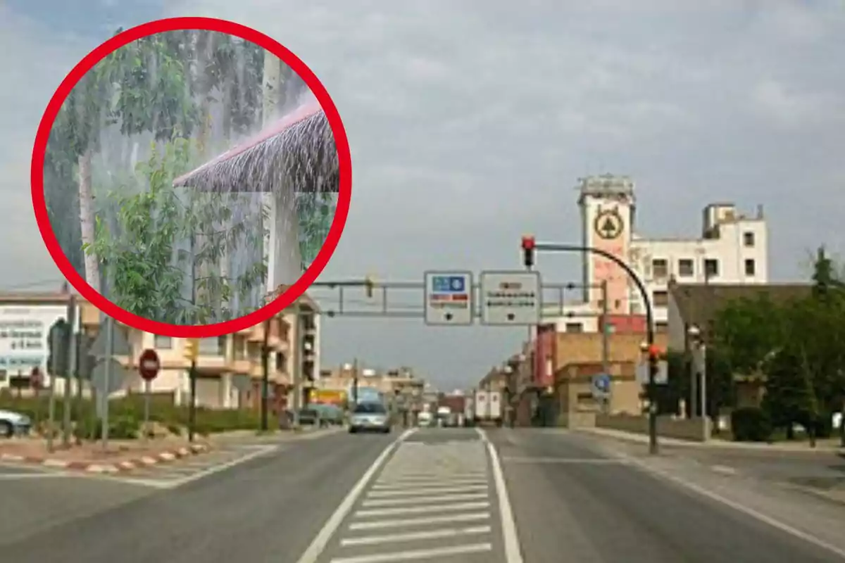 Una carretera urbana amb edificis als costats i senyals de trànsit, amb un cercle vermell que mostra una imatge de sostre de palla sota la pluja en un entorn natural.