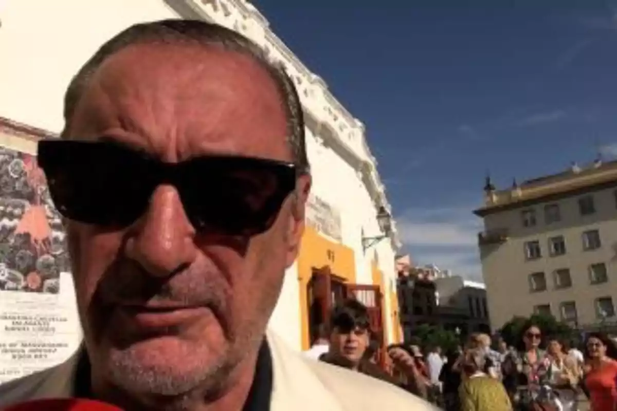 Carlos Herrera, amb ulleres de sol i jaqueta clara en primer pla, a la fira de Sant Miquel de La Maestranza de Sevilla el 2024 Carlos Herrera, amb ulleres de sol i jaqueta clara en primer pla, a la fira de Sant Miquel de La Maestranza de Sevilla el 2024