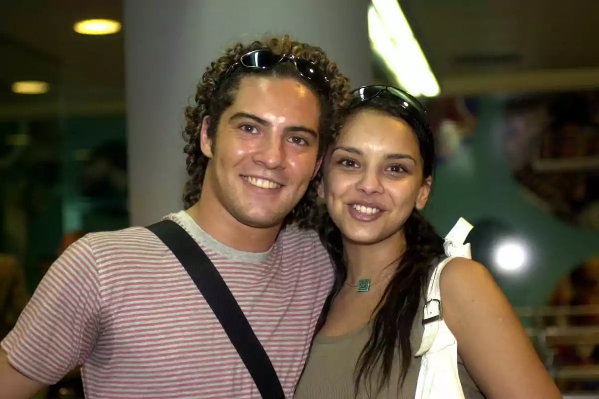 David Bisbal i Chenoa somrient i posant per a una foto en un entorn interior. David Bisbal i Chenoa somrient i posant per a una foto en un entorn interior.