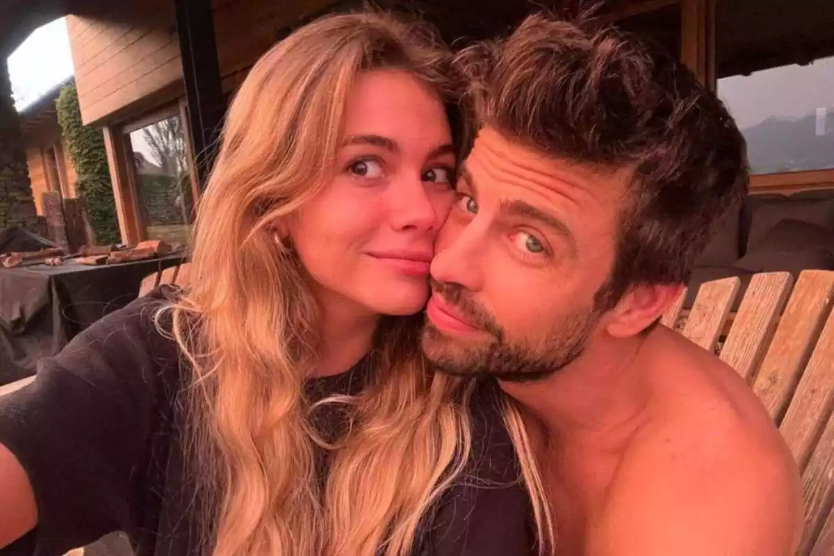 Photo of Gerard Piqué and Clara Chía smiling and looking at the camera Photo of Gerard Piqué and Clara Chía smiling and looking at the camera