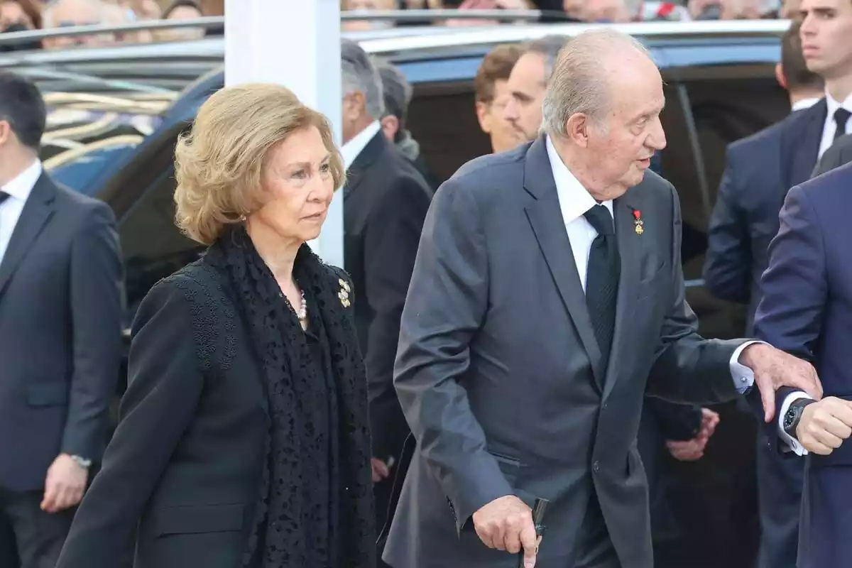 Foto dels reis emèrits, Sofia i Joan Carles, caminant junts al funeral de Constantí de Grècia Foto dels reis emèrits, Sofia i Joan Carles, caminant junts al funeral de Constantí de Grècia