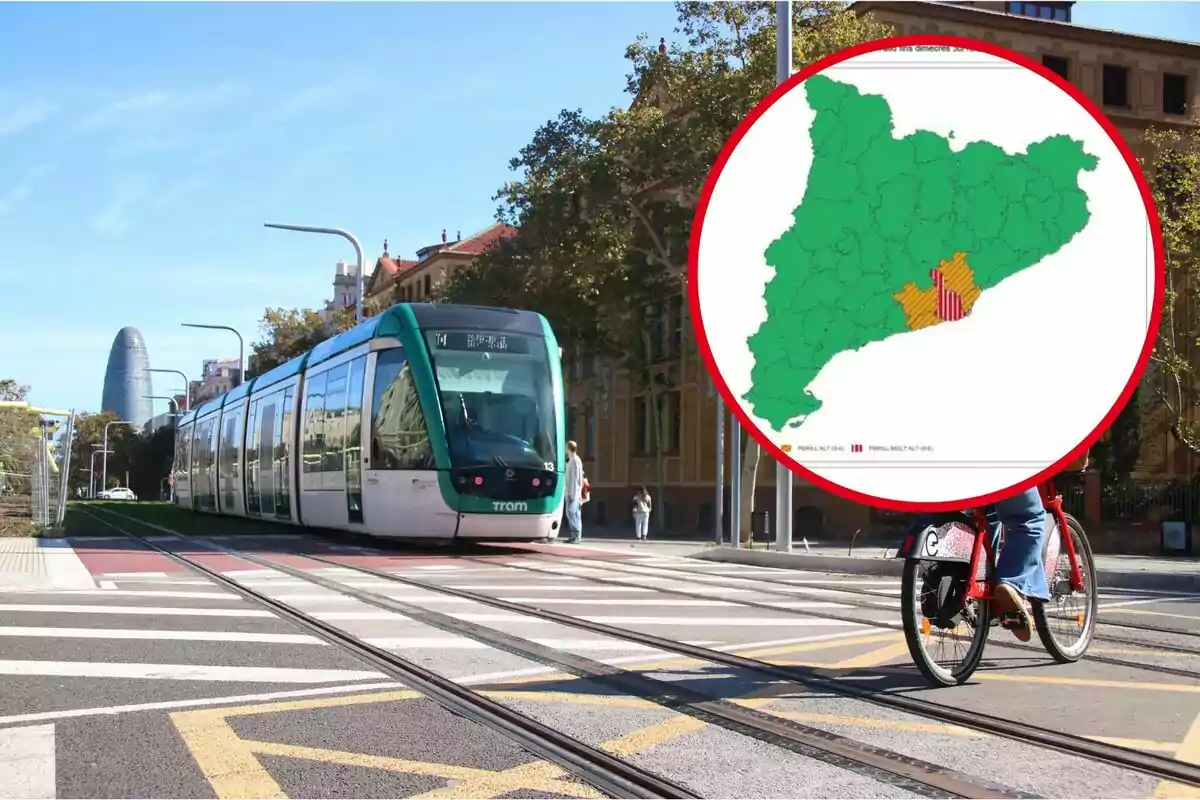 Un tranvía circula por una vía en una ciudad con un ciclista en primer plano y un mapa de Cataluña en un círculo rojo superpuesto.